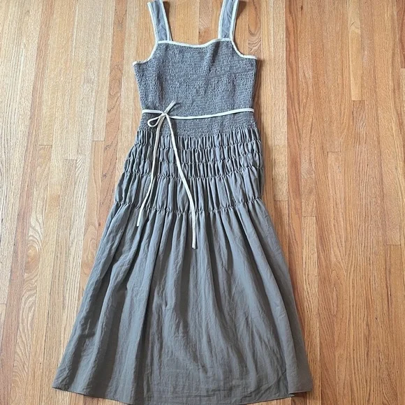 Moon River Brown and Cream Smocked Midi Dress Size: Small - Picture 1 of 3